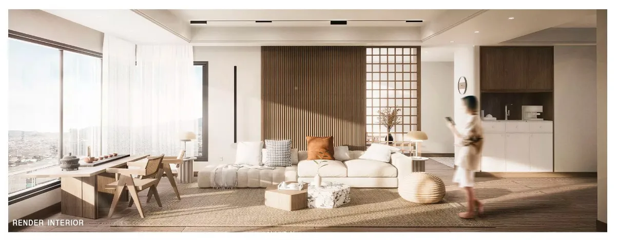 Renderizado interior de un lujoso salón de diseño Japandi moderno. Una gran ventana a la izquierda ofrece una vista panorámica de la ciudad. El espacio cuenta con un gran sofá seccional beige con cojines decorativos de color óxido, un panel de pared de listones de madera estriada y un divisor de habitación de celosía de madera (shoji). Una figura borrosa camina hacia la derecha.