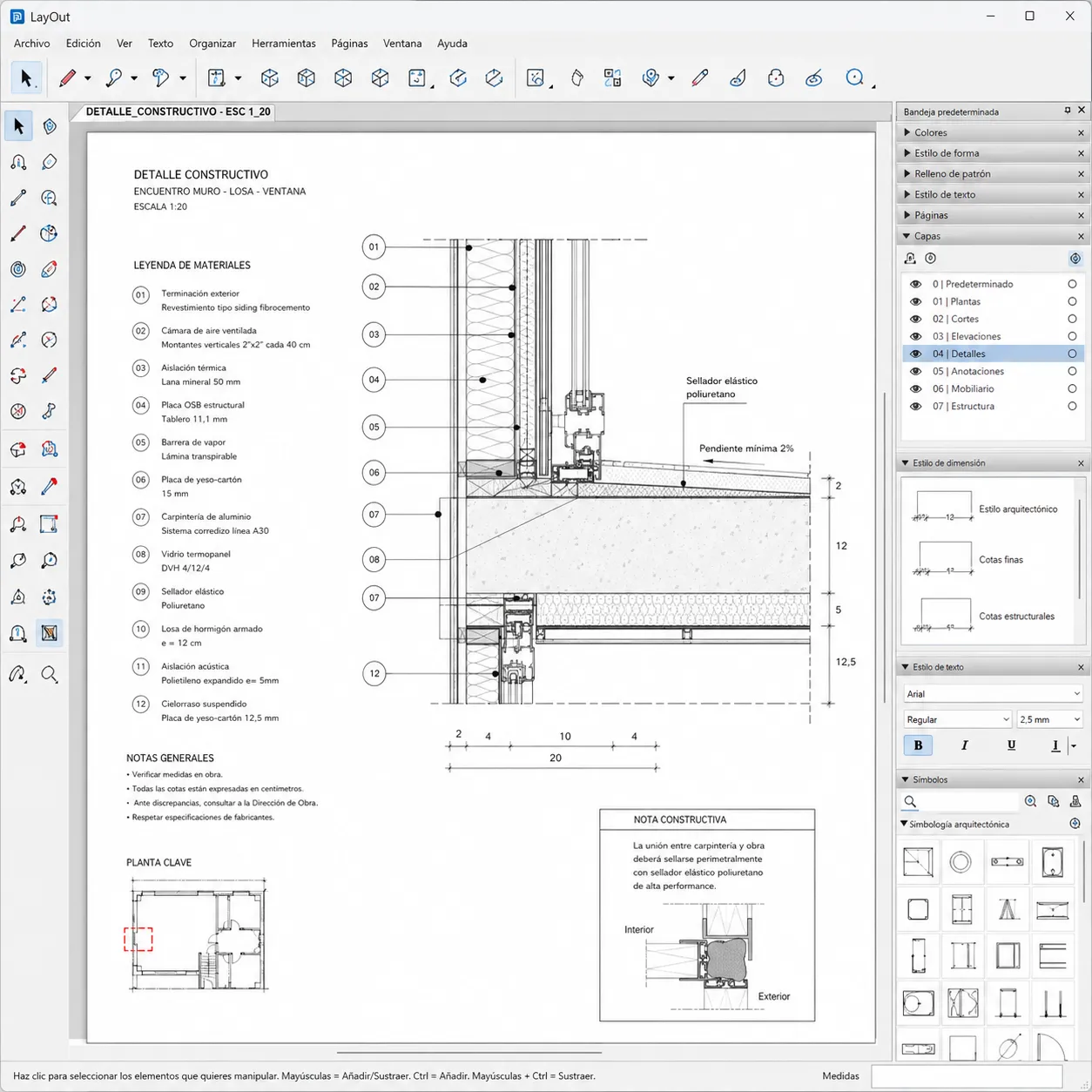 Primer plano de una pantalla de edición que muestra la aplicación de simbología arquitectónica detallada, notas constructivas y llamadas de texto sobre un plano de detalle a gran escala.