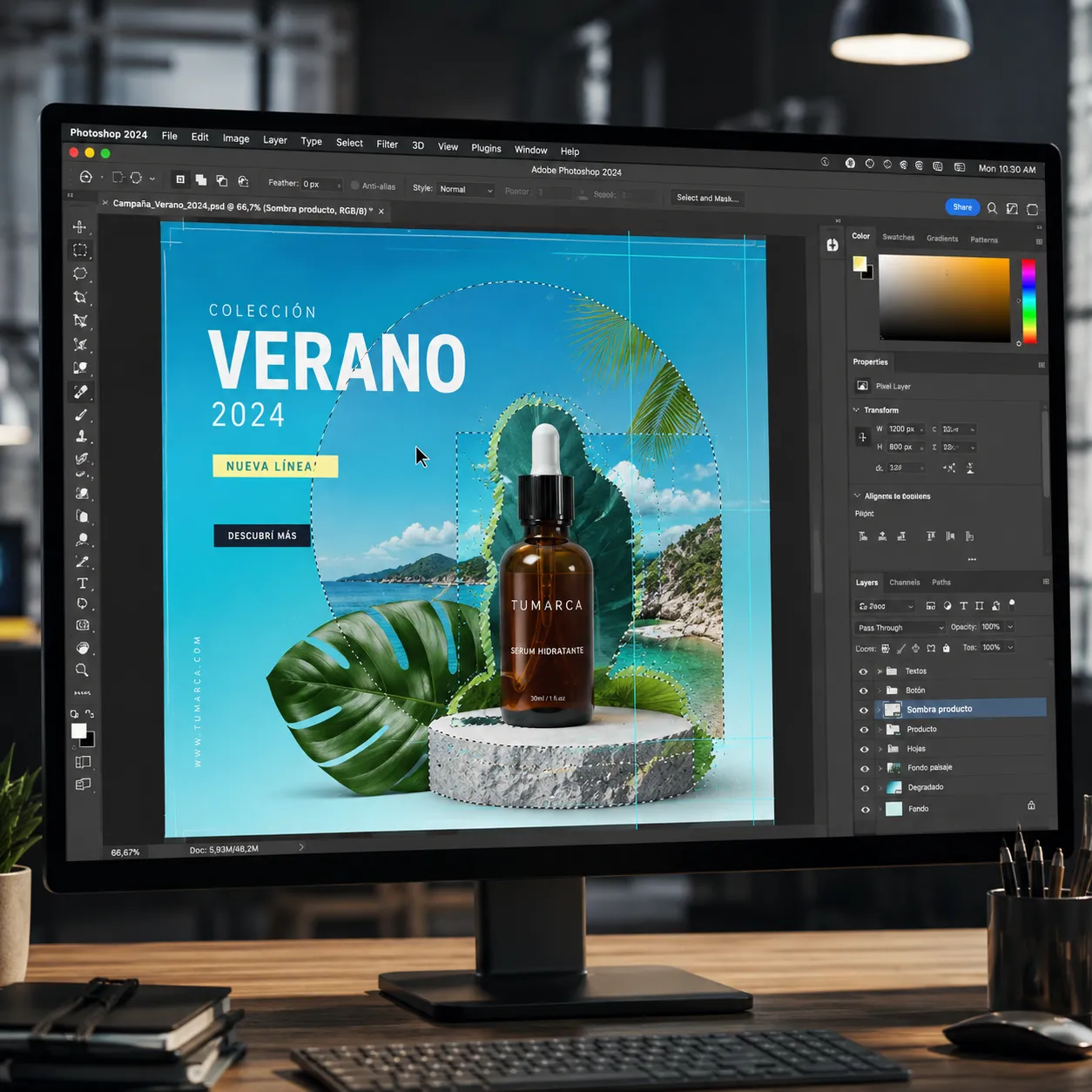 Vista fotorrealista de un monitor de alta resolución mostrando la interfaz de Adobe Photoshop con un proyecto de diseño publicitario complejo, capas organizadas y herramientas de selección activas en un estudio de diseño moderno.