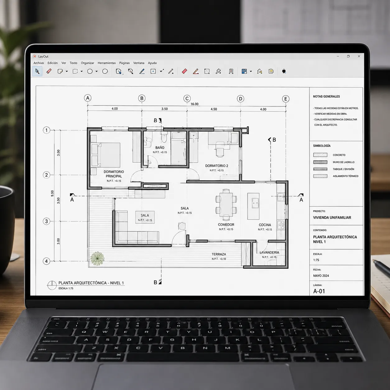 Vista zenital de un plano arquitectónico técnico en formato digital sobre la pantalla de una computadora portátil, mostrando acotaciones limpias, etiquetas de texto y cortes estructurales detallados de una vivienda moderna.