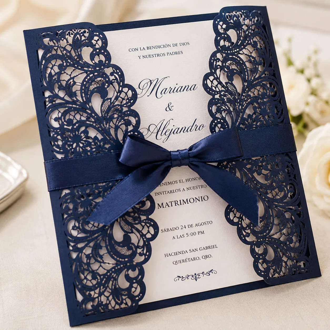 Primer plano de una invitación de boda elegante de color azul marino con un calado intrincado que simula encaje, mostrando el nivel de detalle que logra el plotter.